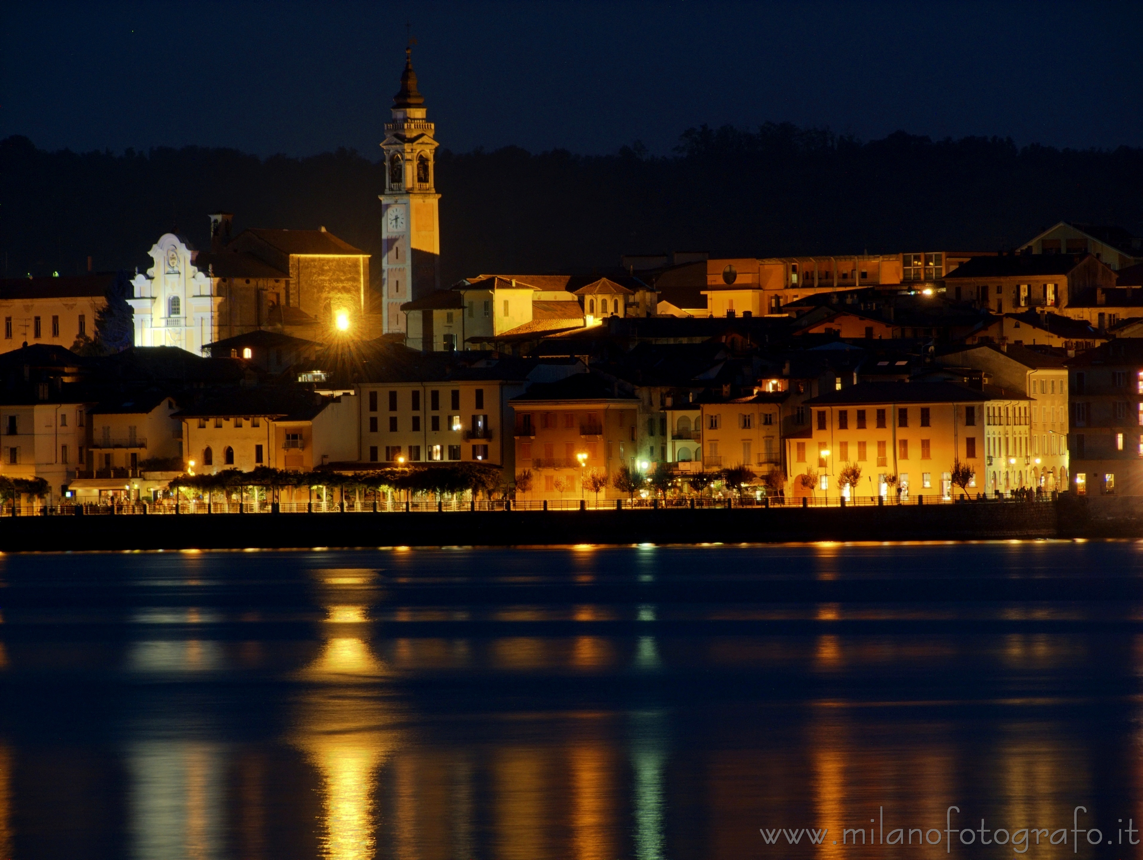 Angera (Varese) - Arona vista da Angera all'imbrunire